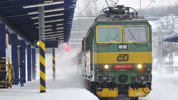 Vlak je opožděn z důvodu nepříznivých povětrnostních podmínek na trati - hlásají reproduktory na nádražích po celé ČR. Vlaky nabírají zpoždění.