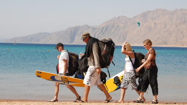 Rekreanti na pláži v Dahabu na Sinajském poloostrově nedlouho po útocích žraloků