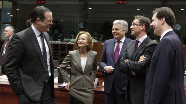 Ministři financí evropské sedmadvacítky schválili půjčku pro Irsko.