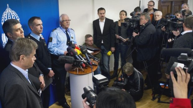 Vlevo vrchní žalobce Thomas Linstrand a zástupci švédské policie na tiskové konferenci k atentátu ve Stockholmu