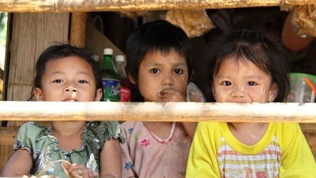 Děti si jen matně vzpomínají na příkoří, které prožili jejich rodiče v Barmě