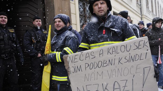 Policisté a hasiči protestují kvůli vládním škrtům před budovou Poslanecké sněmovny