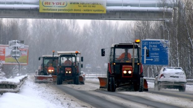 Nový sníh komplikuje hlavně dopravu