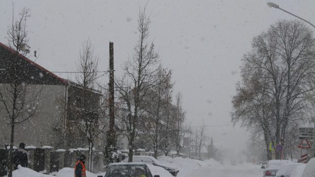 Zima a sníh v Úvalech - na silnicích měli problémy chodci i auta