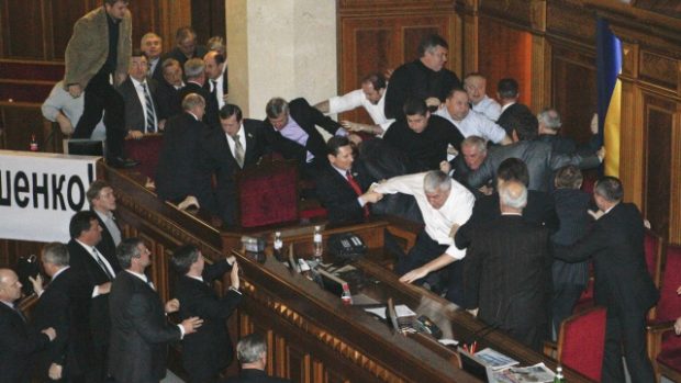 Hromadná rvačka v ukrajinském parlamentu