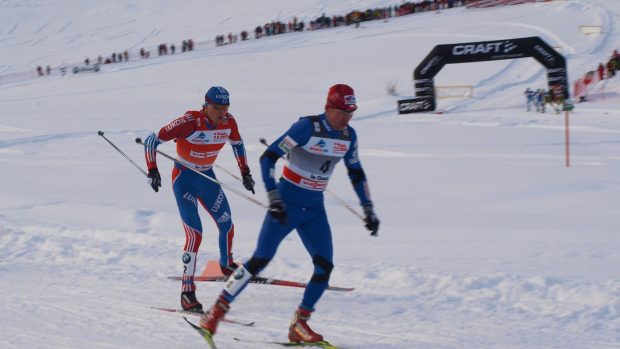 Lukáš Bauer pronásledovaný v La Clusaz Rusem Legkovem