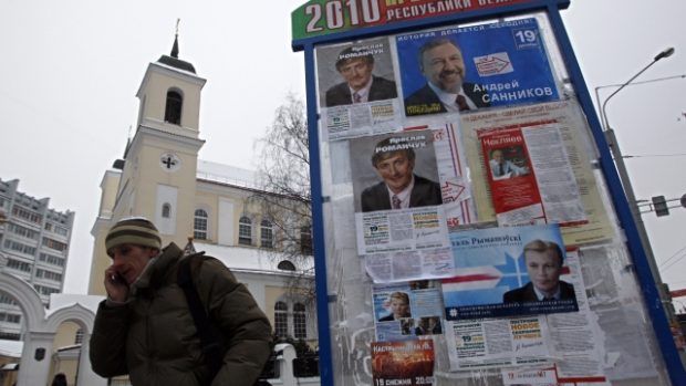 Proti Lukašenkovi stoji 9 protikandidátů, dosavadní prezident zřejmě svůj post obhájí.