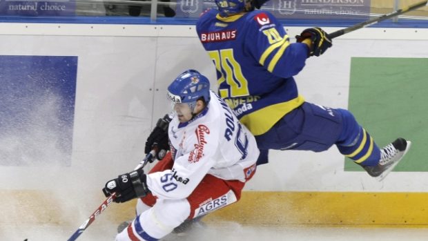 Český hokejista Tomáš Rolinek v souboji se Švédem Martinem Thornbergem