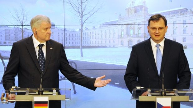 Český premiér Petr Nečas a bavorský premiér Horst Seehofer po setkání na Úřadu vlády v Praze