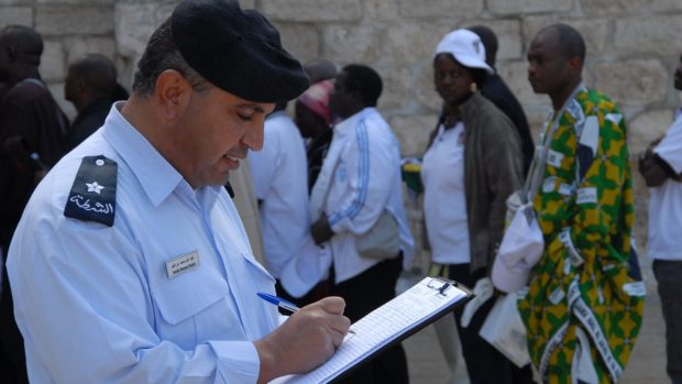Palestinský policista sčítá kvůli statistice betlémské poutníky