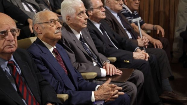 Diktátor Videla (druhý zleva) u argentinského soudu
