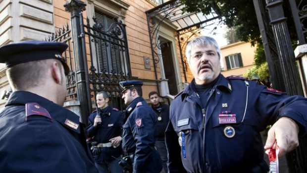 Policisté stojí před chilskou ambasádou.
