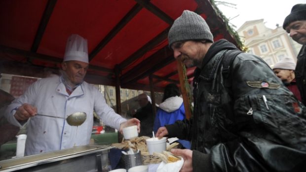 Pražský primátor Bohuslav Svoboda rozdával na Staroměstském náměstí vánoční polévku