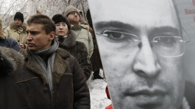 lidé čekají na verdikt soudu s M. Chodorkovkým