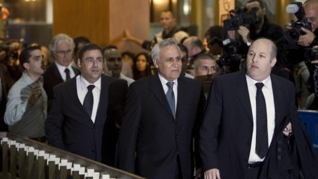 Exprezident Izraele Moše Kacav přichází k soudu (druhý zprava).