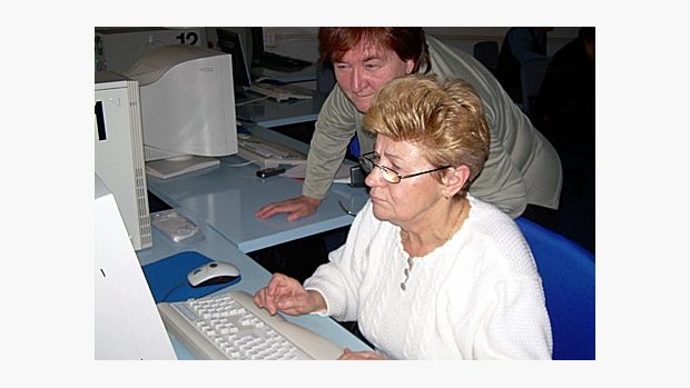 Senioři u počítače (ilustrační foto)