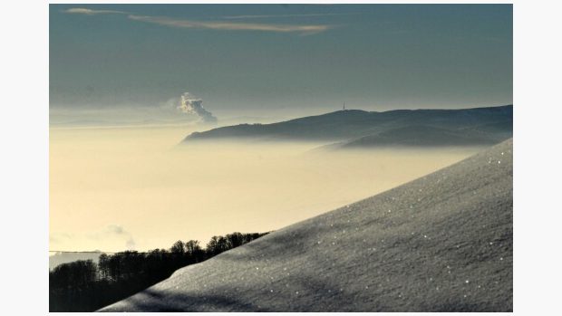 Zatímco na vrcholcích Krušných hor panuje slunečné počasí, města dusí smog