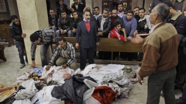 Mrtví leží zakryti v koptském chrámu po teroristickém útoku.