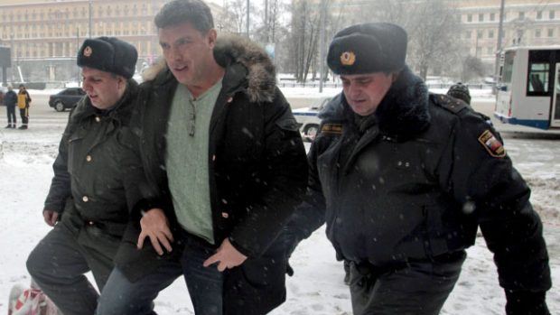 Ruská policie odvádí Borise Němcova k soudu