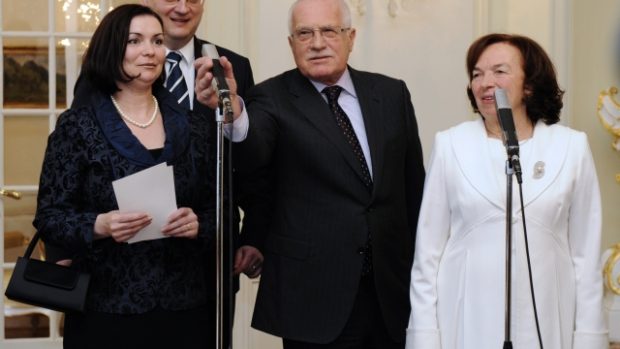 Prezident Václav Klaus s manželkou Livií a premiér Petr Nečas s manželkou Radkou v Lánech po jejich společném obědě.