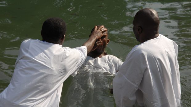 Protestantský reverend Lukas ze Zimbabwe prochází symbolickým křestem.JPG