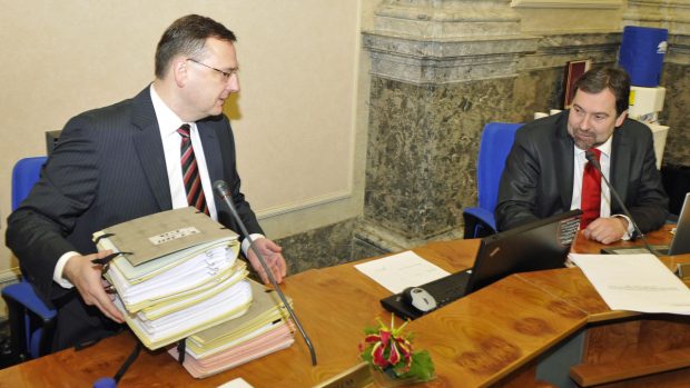 Premiér Petr Nečas (ODS) a ministr vnitra Radek John (Věci veřejné) na zasedání vlády
