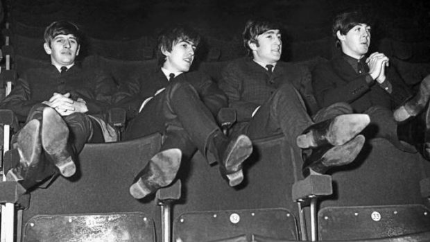 Objevené fotografie Beatles (1963–1964) – Kicking Back