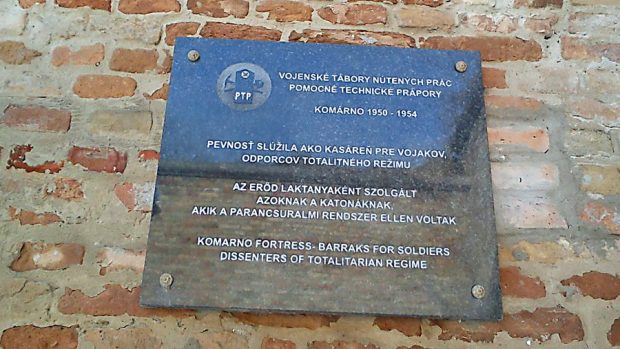 V pevnosti Komárno byli v 50. letech umístěni i vojáci nepohodlní komunistickému režimu