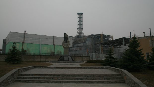 Černobyl - Pohled na betonový sarkofág, pod kterým se ukrývá zničený reaktor