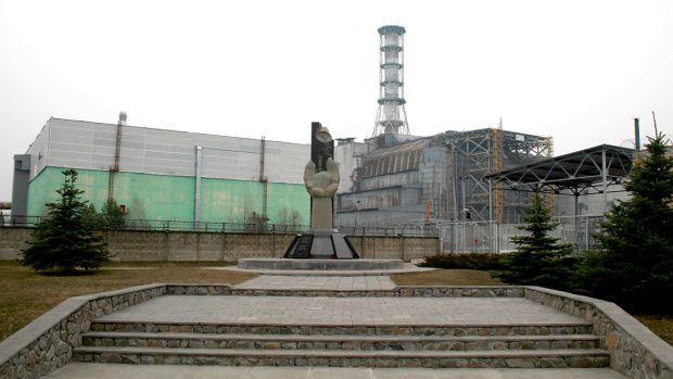 Jaderná elektrárna Černobyl a její betonový sarkofág, pod kterým se ukrývá zničený reaktor