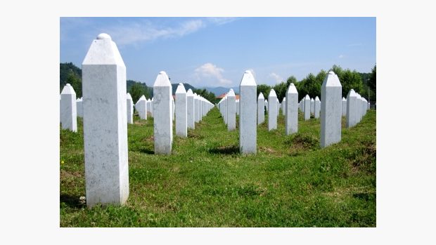 Dlouhé řady náhrobků v patmátníku Srebrenica-Potočari připomínají osm tisíc obětí srebrenického masakru