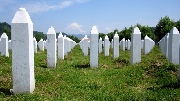 Dlouhé řady náhrobků v patmátníku Srebrenica-Potočari připomínají asi osm tisíc obětí srebrenického masakru