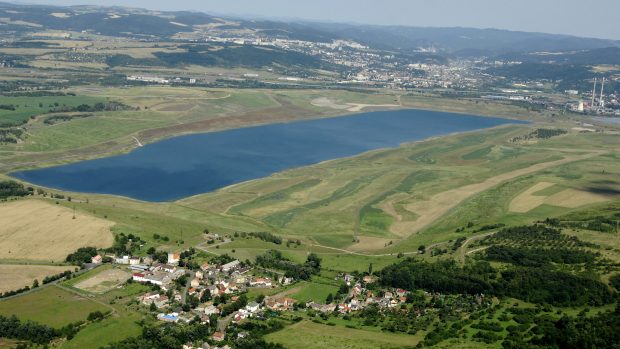 Letecký snímek jezera Milada u Chabařovic