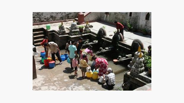 Chrliče jsou jediným zdrojem vody pro některé obyvatele nepálského Káthmándú. Mohou však být i zdrojem tyfové nákazy