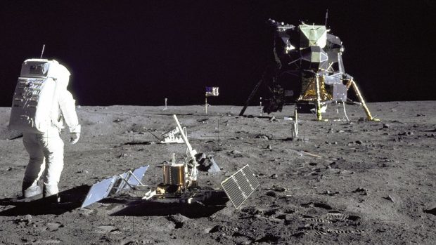 Apollo 11 na Měsíci - astronaut Buzz Aldrin instaluje seismometr