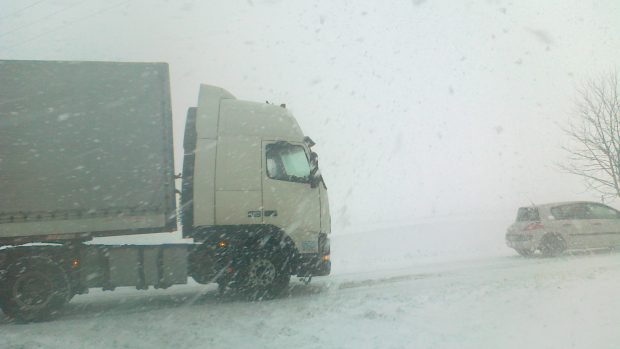 Řidič kamionu se nemohl rozjet do kopce ve Velkém Beranově na Jihlavsku. Nakonec ho musel zcouvat