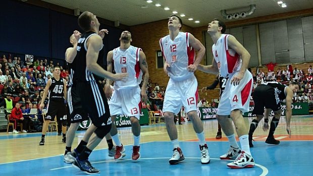 Basketbalisté Nymburka v eurocupovém utkání s Rigou (Chester Tre Simmons, Radek Nečas, Petr Benda)