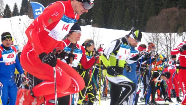 Martin Jakš se rozcvičuje před startem Šumavského skimaratonu.