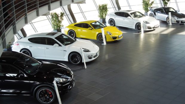 Expozice vozů Porsche ve výrobním závodě v  Lipsku