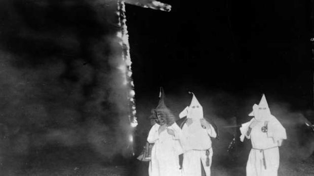 Členové Ku-klux-klanu s hořícím křížem, Colorado,1921