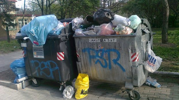přeplněné popelnice, odpadky