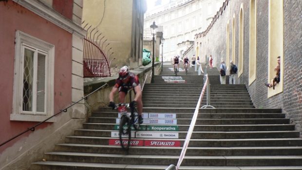 Bikeři si vyzkoušeli několikrát sjet nejatraktivnější úsek trati - Nové zámecké schody, ještě mimo závod