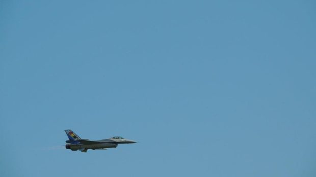 Na ušní bubínky přítomných útočil kapitán belgického letectva Renaud Grat Thys pilotující F-16 Fighting Falcon