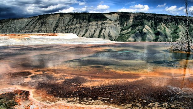 Dramatické scenérie Yellowstonského národního parku lákají každoročně tisíce turistů