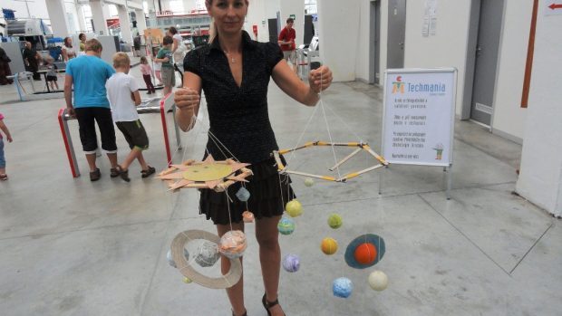 Provozní manažerka Techmanie Andrea Pekárová s modely sluneční soustavy od sourozenců Vosových