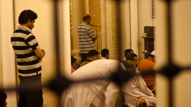 Modlící se muslimové v mešitě