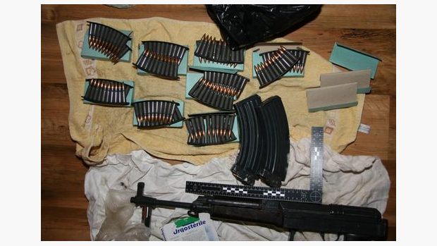 Při domovní prohlídce policie našla několik nelegálně držených zbraní se stovkami nábojů