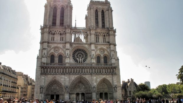 Notre-Dame v Paříži stále láká turisty