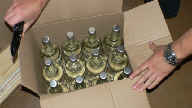Olomoučtí celníci objevili při rozsáhlých kontrolách kvůli otravám metylalkoholem v jedné z provozoven v Olomouci 113 lahví lihovin bez kolku