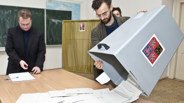 Začalo sčítání hlasů v senátních volbách
